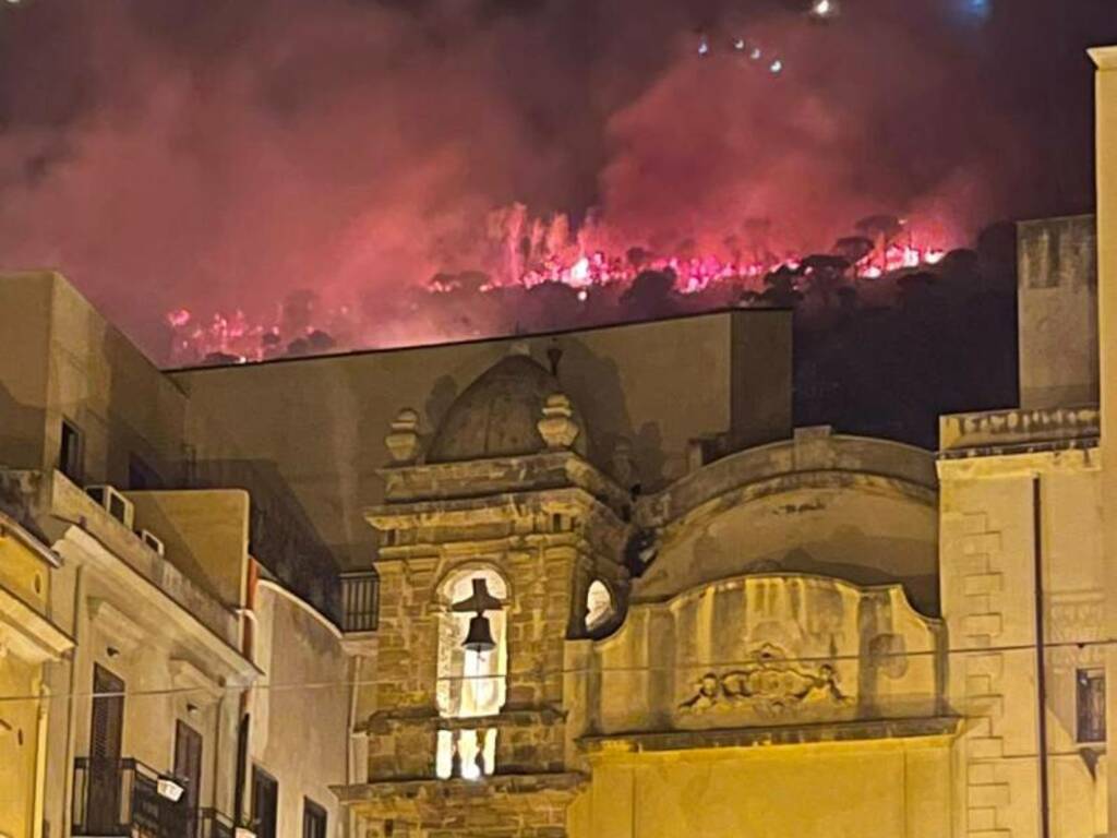 Incendio di grandi proporzioni dal tardo pomeriggio a Castellammare del Golfo, in fiamme sterpaglie dal Belvedere