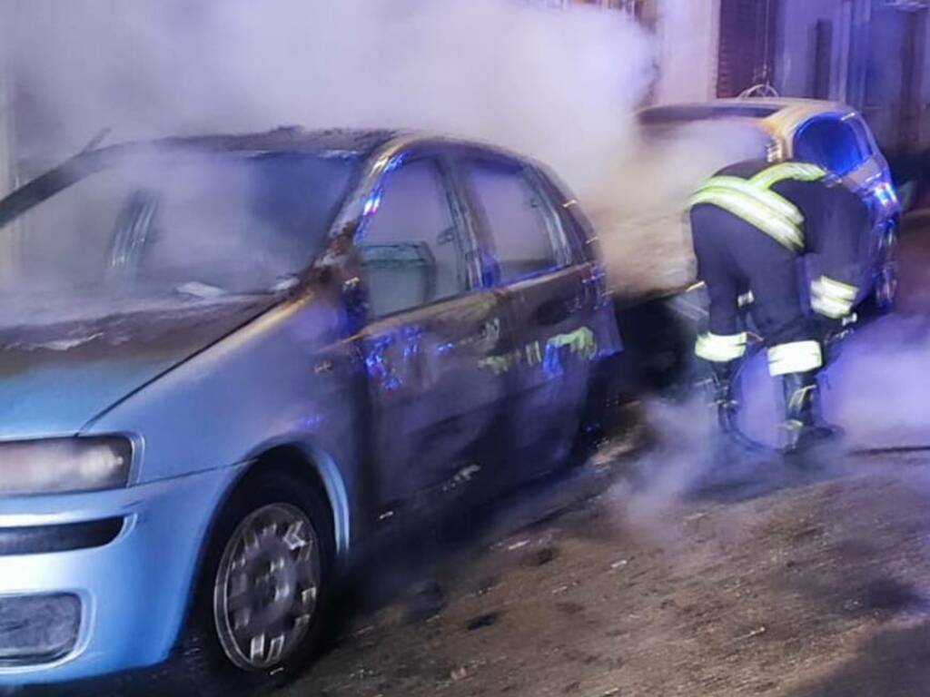 Incendio doloso appiccato alle auto di padre e figlio questa notte a Partinico invia Foscolo, indagano i carabinieri 