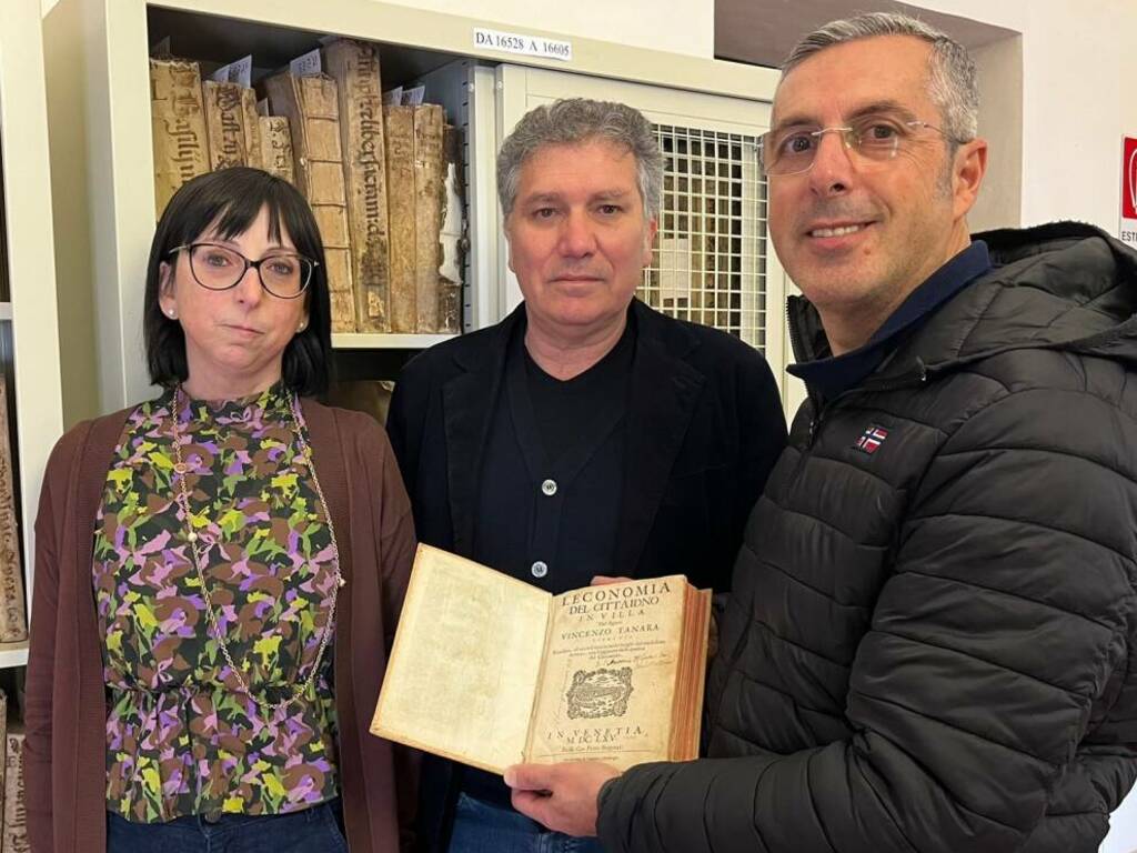 Recuperato dai carabinieri un libro del ‘600 di Vincenzo Tamaro, è stato restituito alla biblioteca comunale di Carini 