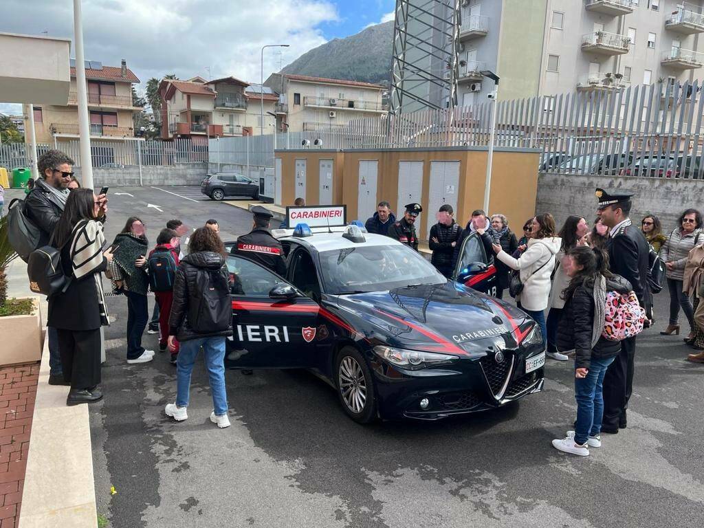 Studenti di Partinico ospitati nella caserma dei carabinieri hanno assistito a dimostrazioni organizzate dall’Arma 