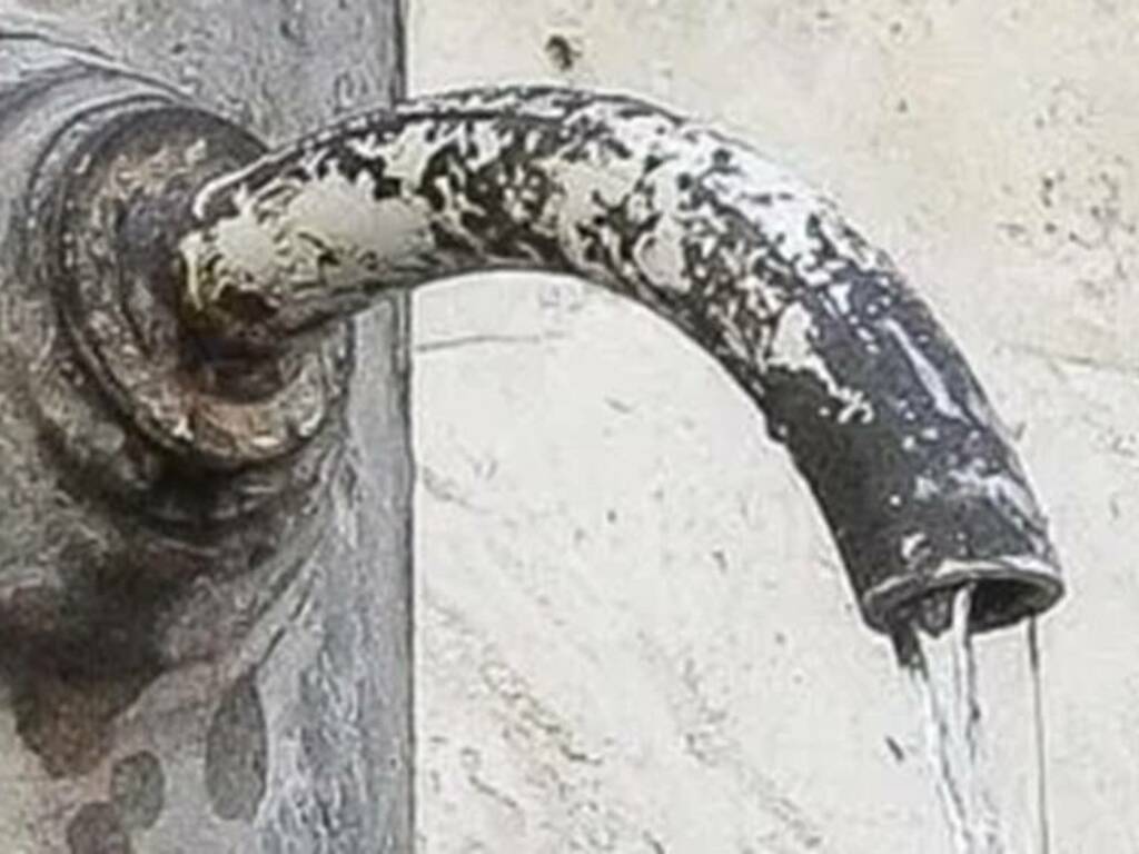 La crisi idrica in Sicilia, dovuta alla siccità, spinge il sindaco di Borgetto ad ordinare la chiusura di tutte le fontanelle del paese 