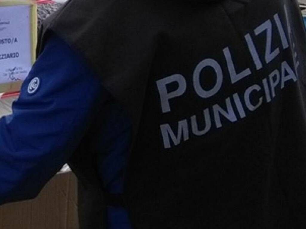 La polizia municipale scopre nella periferia di Partinico una pericolosa discarica abusiva, individuati i responsabili 