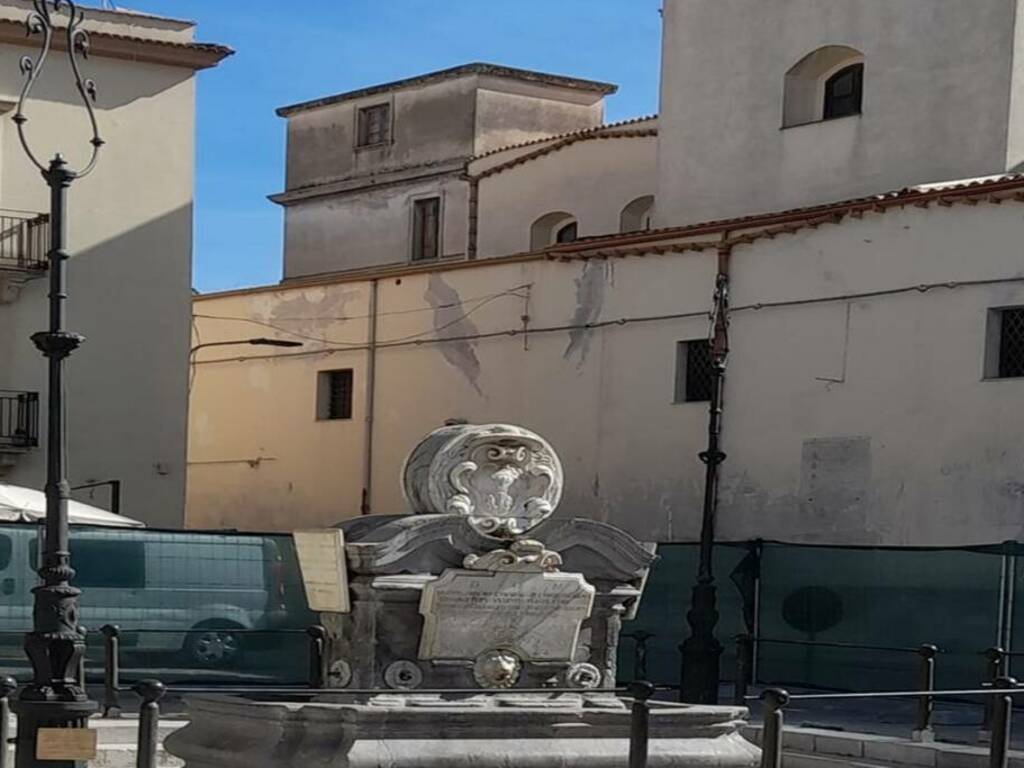Restaurati e nuovamente installati i lampioni artistici in ghisa in piazza Duomo a Partinico attorno alla fontana barocca 