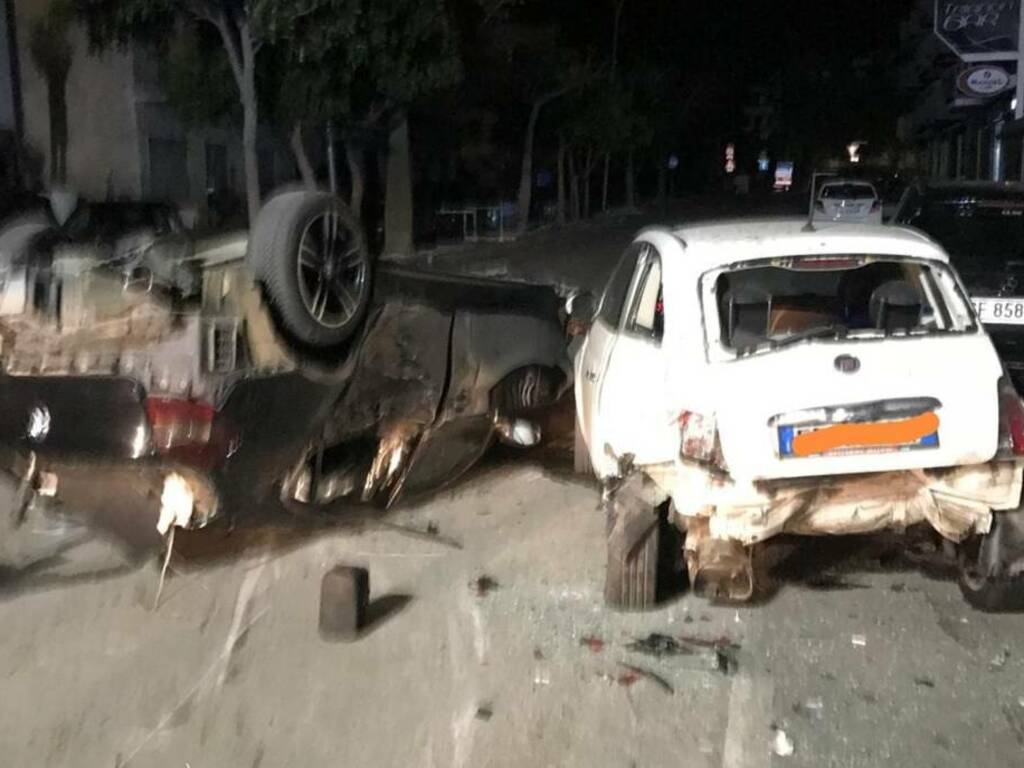 Un’auto sbanda ad Alcamo e finisce addosso ad altri veicoli posteggiati e ad un palo dell’illuminazione, 4 giovani feriti