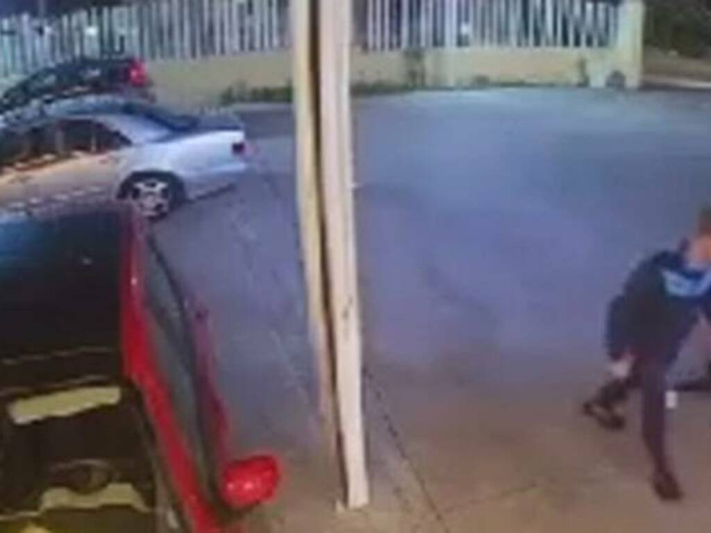 Ad Alcamo è caccia ad un ladro che usa fare i colpi con un bambino al seguito, pubblicato il video da una vittima