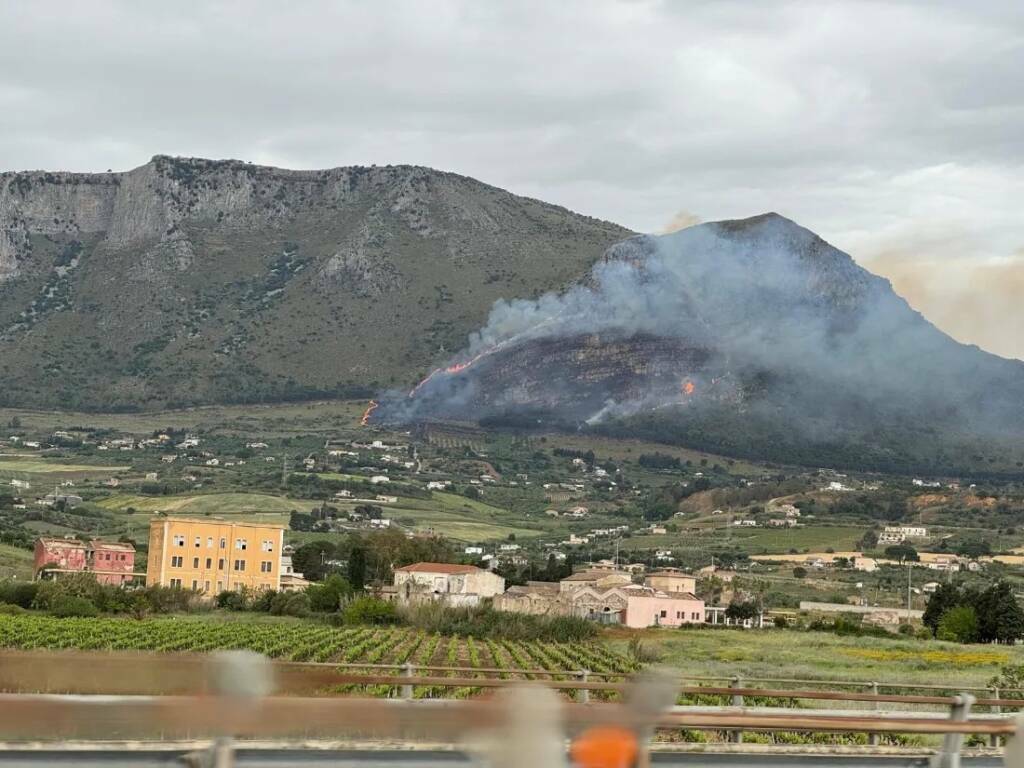 Alle porte dell'estate a Castellammare del Golfo cominciano i primi incendi, a fuoco di nuovo Monte Inici ed intervengono i canadair