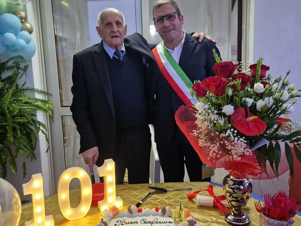 Compie 101 Sebastiano Lentini a Castellammare del Golfo, festeggiato dai suoi 45 nipoti è arzillo e guida ancora la macchina 
