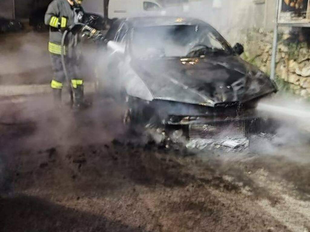 Incendio ad un’auto poco prima dell’alba a Partinico in via tenente Ala, a fuoco la macchina di un quarantaquattrenne 